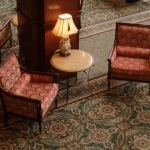 Zwei Sessel im Hotelfoyer